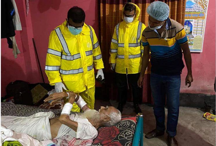 সম্পত্তির লোভে বৃদ্ধ বাবাকে মারধরের ঘটনায় ছেলে আটক, দায়িত্ব নিলেন ওসি
