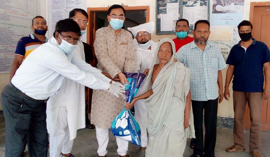ঘিওরে দুঃস্থ পরিবারের মাঝে খাদ্য সহায়তা বিতরণ