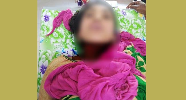 শাহরাস্তিতে নিজের গলা কেটে ফেলা সেই গৃহবধূর মৃত্যু, বাবার হত্যা মামলা দায়ের