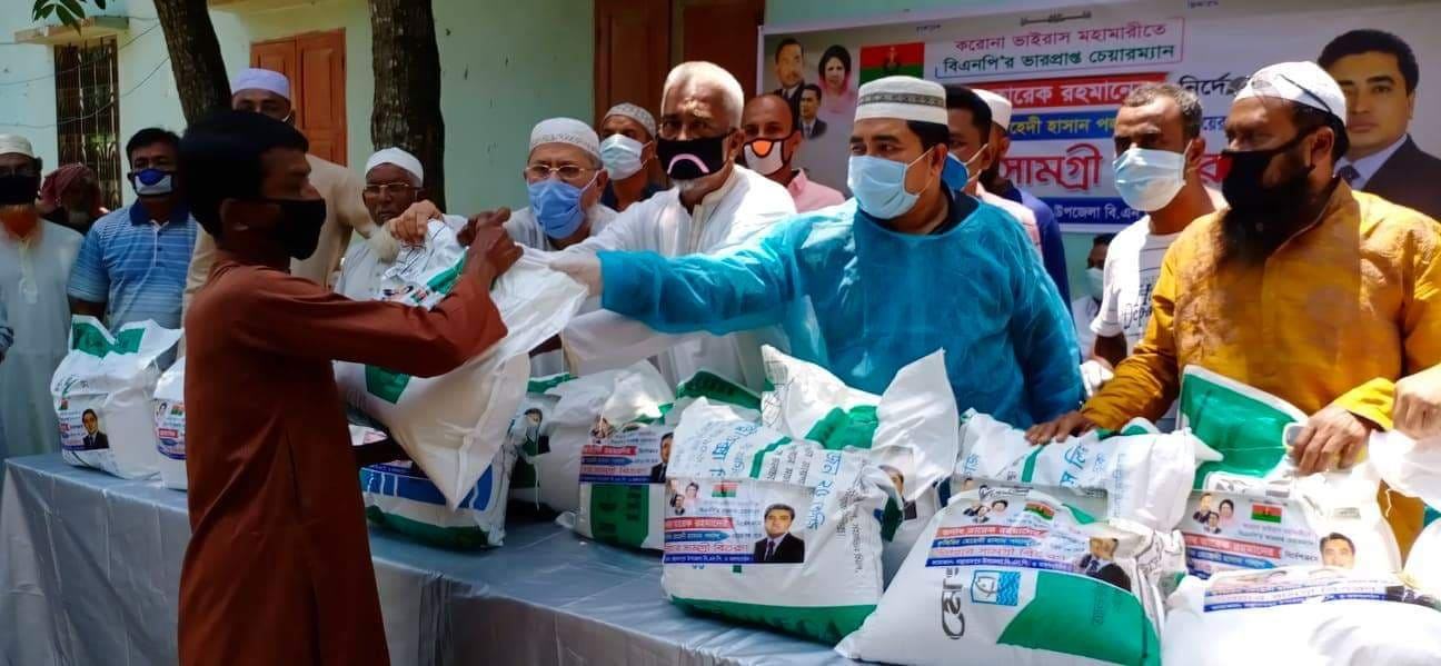 এক হাজার কর্মহীন মানুষকে ঈদ সামগ্রী দিলেন কৃষকদল নেতা