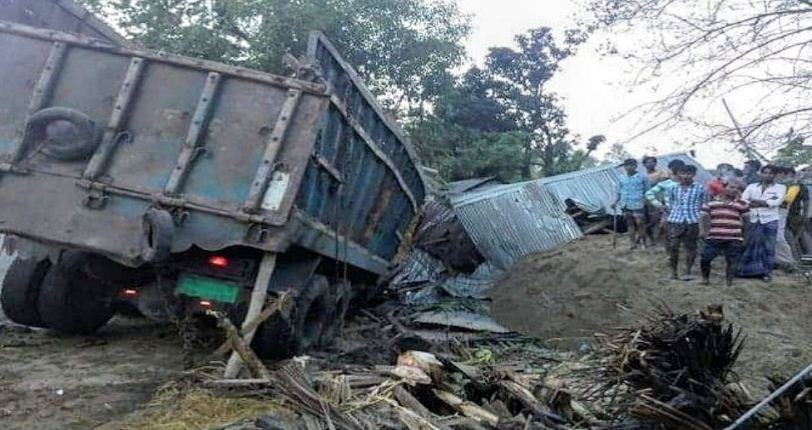 নিয়ন্ত্রণ হারিয়ে ট্রাক কুঁড়ে ঘরে, ঘুমন্ত মা-মেয়ের মৃত্যু