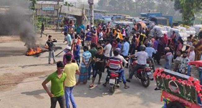 ডেমরায় ছাঁটাইয়ের প্রতিবাদে গার্মেন্টস শ্রমিকদের সড়ক অবরোধ