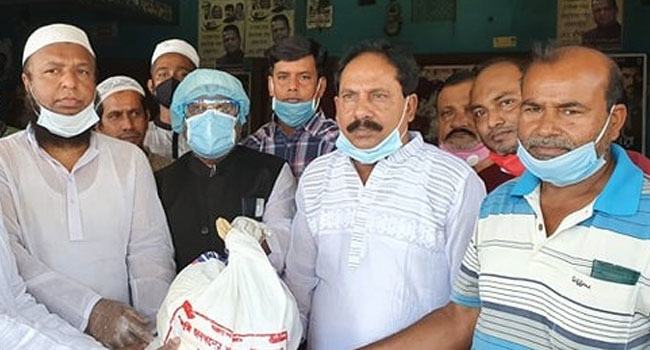 শ্রীনগরে আওয়ামী লীগের উদ্যোগে ত্রাণ বিতরণ