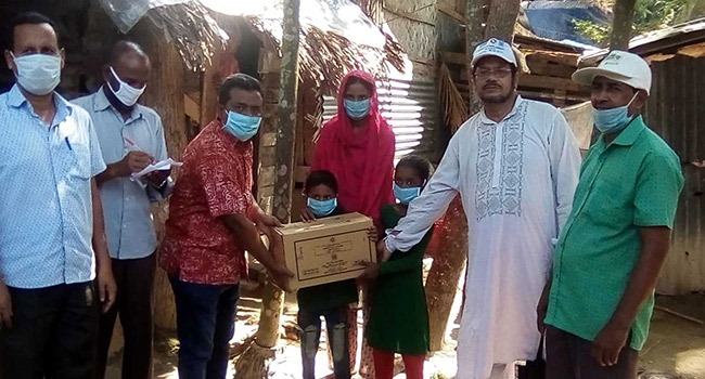 শরণখোলায় স্কুল ফিডিং বিস্কুট বাড়ি বাড়ি পৌছে দিল আরআরএফ