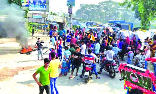 ডেমরার আইরিন গার্মেন্টে  শ্রমিক ছাঁটাইয়ের প্রতিবাদে সড়ক অবরোধ ও বিক্ষোভ