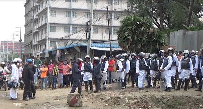 গাজীপুরে পোশাকশ্রমিকদের বেতন ভাতার দাবিতে বিক্ষোভ ভাংচুর