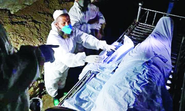 নারায়ণগঞ্জে লাশ দাফন ও সৎকার করছে এহসান পরিবার