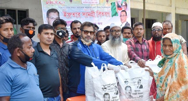 বগুড়ার গাবতলীতে বিএনপি নেতার ত্রাণ বিতরণ
