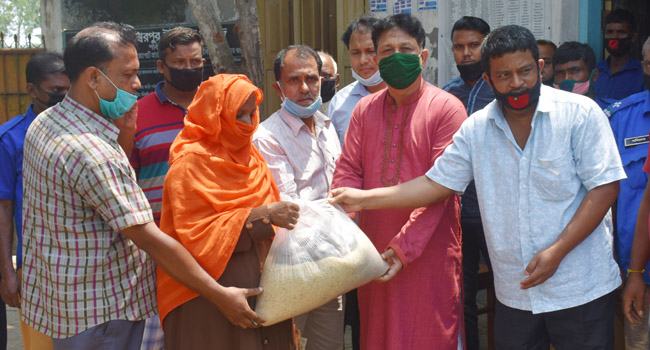 গাবতলী রামেশ্বরপুর ইউনিয়নে ত্রাণ সামগ্রী বিতরণ