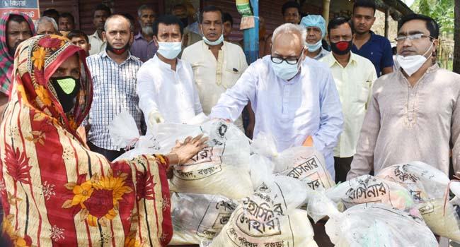 বগুড়া জেলা পরিষদের অর্থায়নে ৫ হাজার মানুষে মাঝে ত্রাণ বিতরণ