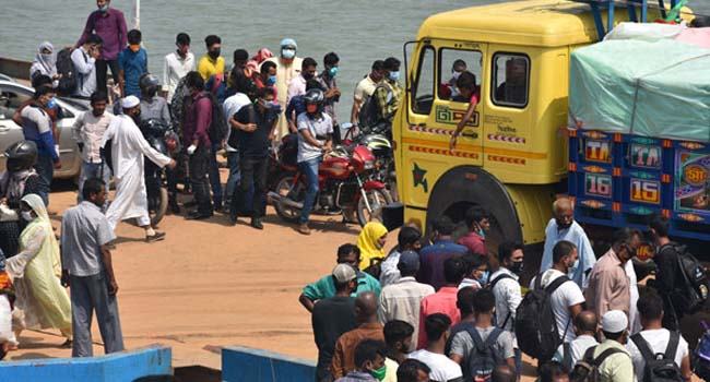 দৌলতদিয়ায় ঢাকামুখী মানুষের ভিড়, বাড়ানো হয়েছে ফেরি