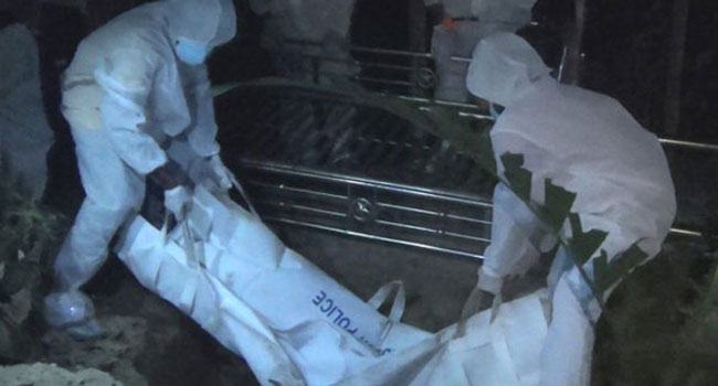রাজবাড়ীতে রাস্তায় পড়ে থাকা বৃদ্ধার লাশ দাফন করল পুলিশ