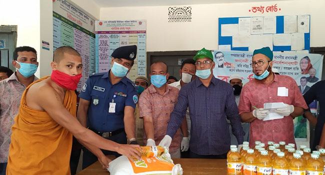মানিকছড়িতে ইমাম, পুরোহিত ও ভান্তের মাঝে ত্রাণ বিতরণ