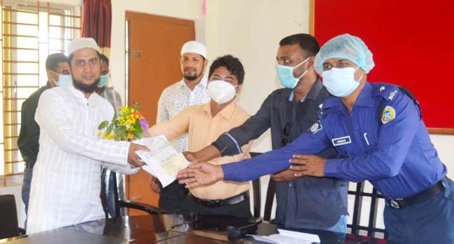রাঙ্গাবালীতে করোনা জয়ীদের ফুলেল শুভেচ্ছা ও চেক প্রদান