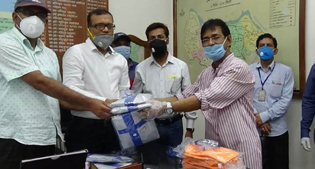 রাজবাড়ীতে আওয়ামী লীগ নেতার চিকিৎসকদের পিপিই প্রদান