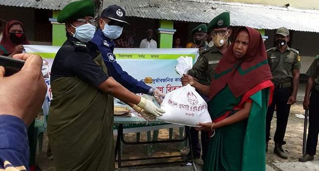 পোরশায় আনসার-ভিডিপি সদস্যদের মঝে ত্রাণ বিতরণ
