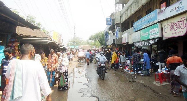 বালিয়াকান্দিতে হাট-বাজারে উপছে পড়া ভিড়