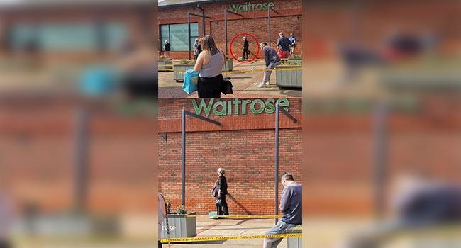 কেনাকাটা করতে লাইনে দাঁড়ালেন সদ্য সাবেক ব্রিটিশ প্রধানমন্ত্রী