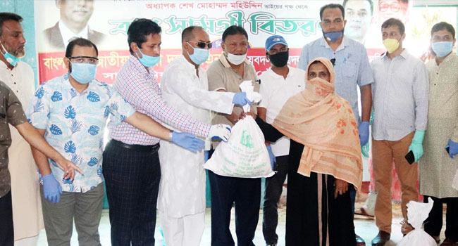সাতকানিয়ায় ৩ হাজার পরিবারের মাঝে বিএনপির উপহার সামগ্রী বিতরণ