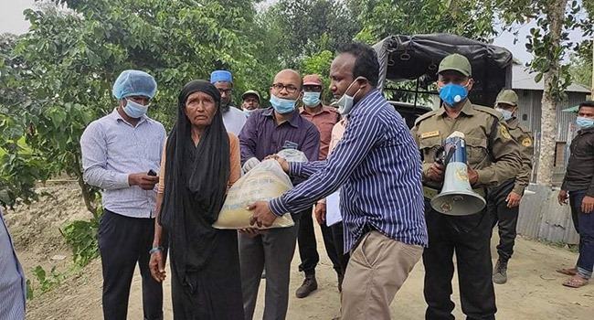 রৌমারীতে গুচ্ছগ্রাম ও বেদে পল্লীতে উপজেলা প্রশাসনের ত্রাণ বিতরণ