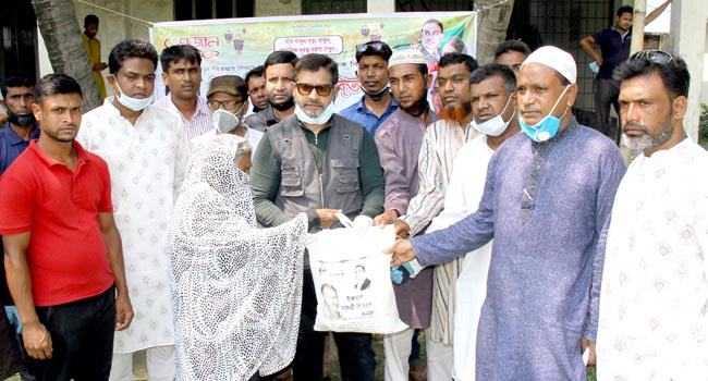 বগুড়ায় কর্মহীনদের মাঝে ইফতার সামগ্রী বিএনপি নেতা জয়ের