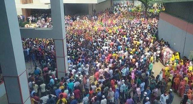 বেতন ভাতা পরিশোধের দাবিতে পোশাক শ্রমিকদের বিক্ষোভ, কর্মবিরতি ও ভাংচুর