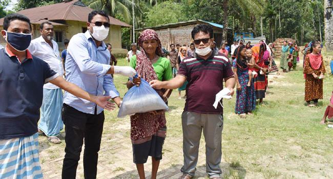 মিরসরাইয়ে আধিবাসীদের মাঝে আ’লীগ নেতার উদ্যেগে চাল বিতরণ