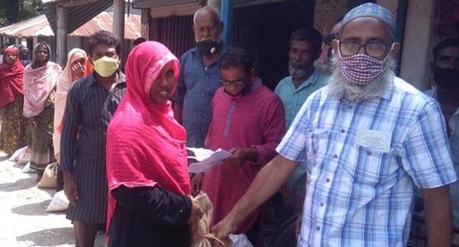 বাগাতিপাড়ায় বিএনপির খাদ্য সামগ্রী বিতরণ