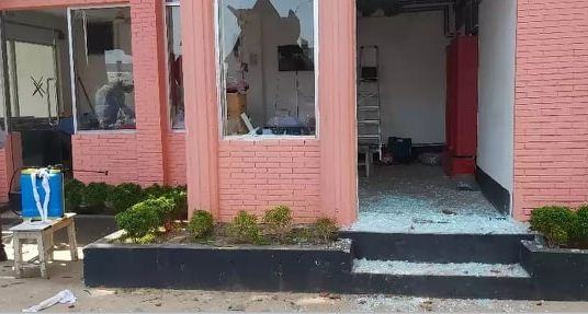 শতভাগ বেতনের দাবীতে পোশাক শ্রমিকদের বিক্ষোভ, ভাংচুর