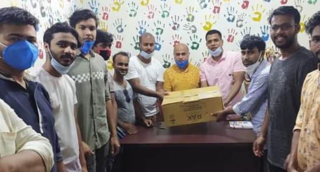 সৈয়দপুরে মহিলাদের মাঝে পৌর মেয়রের সেলাই মেশিন প্রদান