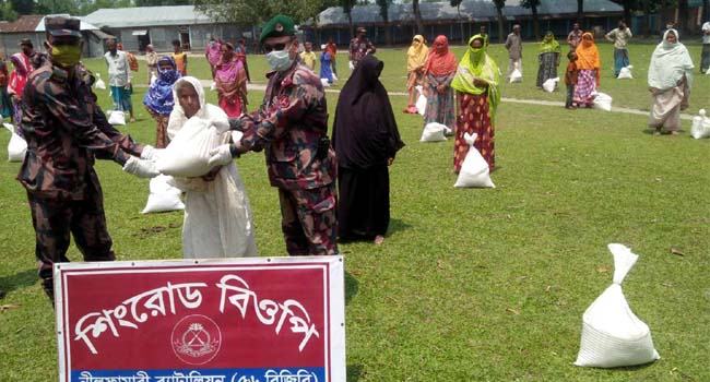 নীলফামারীতে বিজিবি’র ত্রাণ বিতরণ