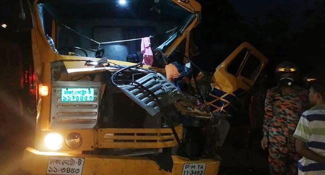 মিরসরাইয়ে দাঁড়িয়ে থাকা ট্রাকের পেছনে কাভার্ডভ্যানের ধাক্কা : নিহত ১