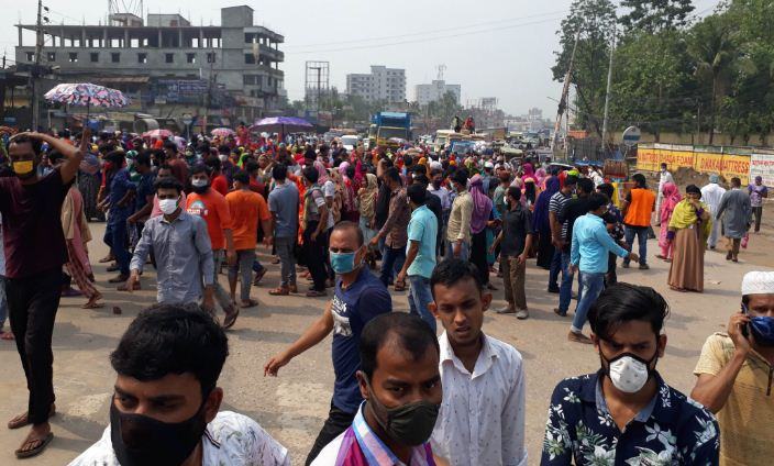 হঠাৎ কারখানায় তালা, সড়ক অবরোধ করে শ্রমিকদের বিক্ষোভ