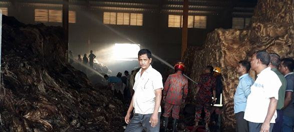 খুলনায় পাটের গুদামে রহস্যজনক আগুন