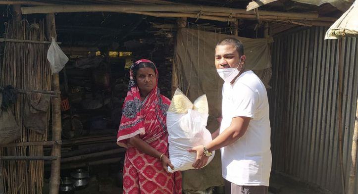 কিশোরগঞ্জে কর্মহীন ২ হাজার পরিবারকে খাদ্য সহায়তা দিল মাখন এন্ড ব্রাদার্স