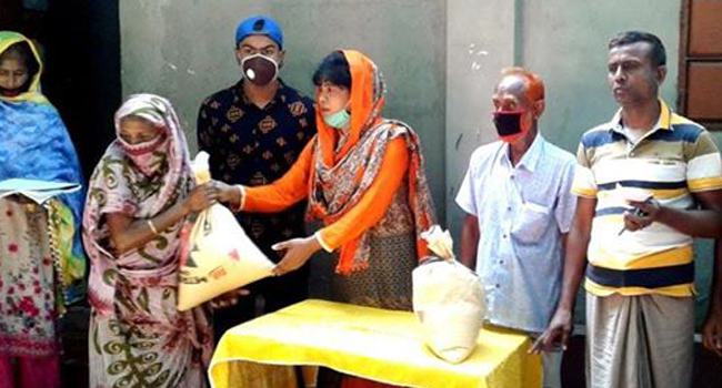 কর্মহীনদের খাদ্য সহায়তা দিলেন পুলিশ সদস্য