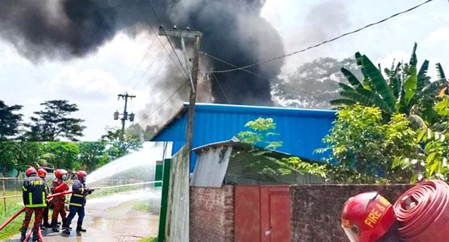 পটিয়ায় পেইন্ট ইন্ডাস্ট্রিতে আগুন