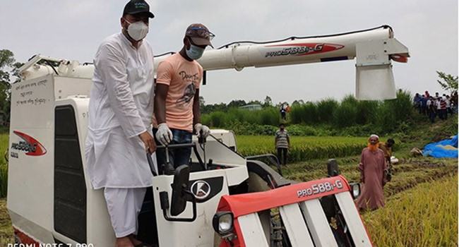 দেলদুয়ারে ধান কাটার উদ্বোধন করলেন এমপি টিটু