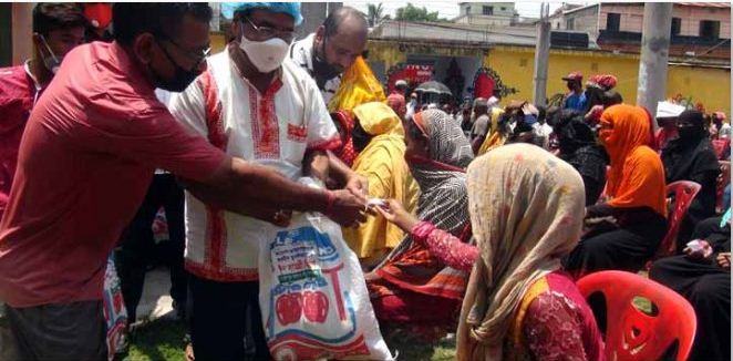 কর্মহীনদের ঈদ খাদ্যসামগ্রী দিয়েছে পূজা উদযাপন পরিষদ