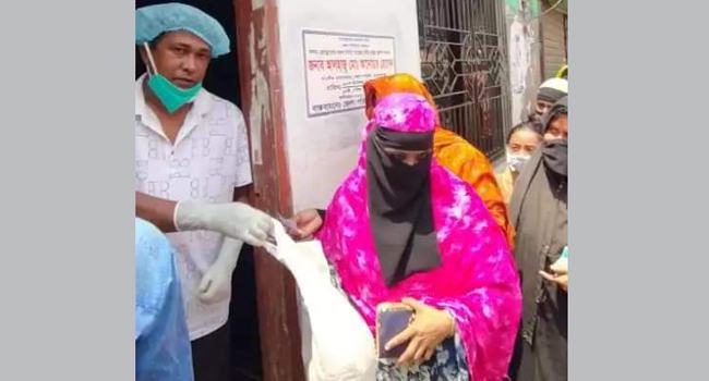 বন্দরে নয়া দিগন্ত সাংবাদিকের উদ্যোগে ঈদসামগ্রী বিতরণ