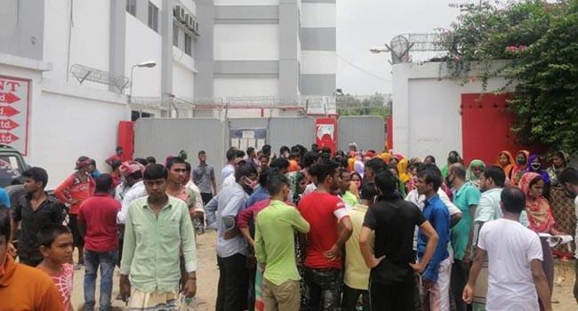 গাজীপুরে বেতন পরিশোধের দাবীতে পোশাক শ্রমিকদের বিক্ষোভ