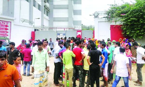 বেতনের দাবিতে গাজীপুরে পোশাক শ্রমিকদের বিক্ষোভ মহাসড়ক অবরোধ
