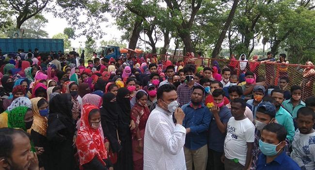 মিরসরাইয়ে বকেয়া বেতনের দাবি ও ছাঁটাইয়ের প্রতিবাদে মানববন্ধন ও সড়ক অবরোধ