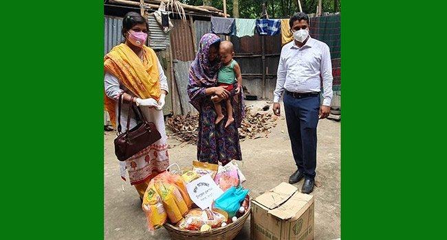 দুর্ঘটনায় নিহতের বাসায় উপহার সামগ্রী নিয়ে পীরগাছার ইউএনও