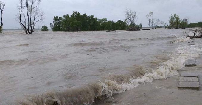 আমফানের প্রভাব : ফুসে উঠেছে বরগুনার নদীগুলো