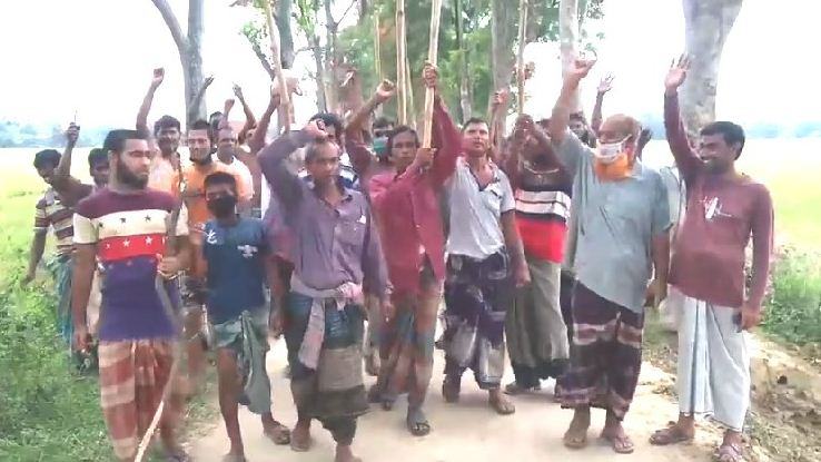 মেসে খাবার নেই, গ্রামে পা রাখতেই লাঠিসোটা নিয়ে তেড়ে এলো এলাকাবাসী