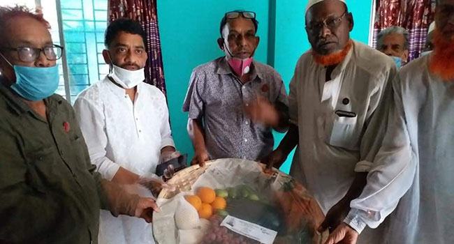 সোনারগাঁওয়ে মুক্তিযোদ্ধাদের পাশে দাঁড়িয়েছেন ইউপি চেয়ারম্যান