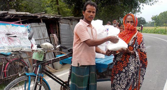 ১০০ কর্মহীনকে খাদ্য সামগ্রী দিলেন ভ্যানচালক শফিকুল