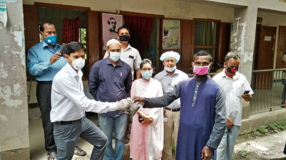 ধামরাইয়ে দেড় হাজার কৃষকদের মাঝে সবজি বীজ বিতরণ