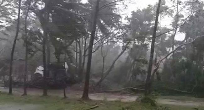 ১৬০ কিলোমিটার গতিতে স্থলভাগ অতিক্রম করেছে আমফান